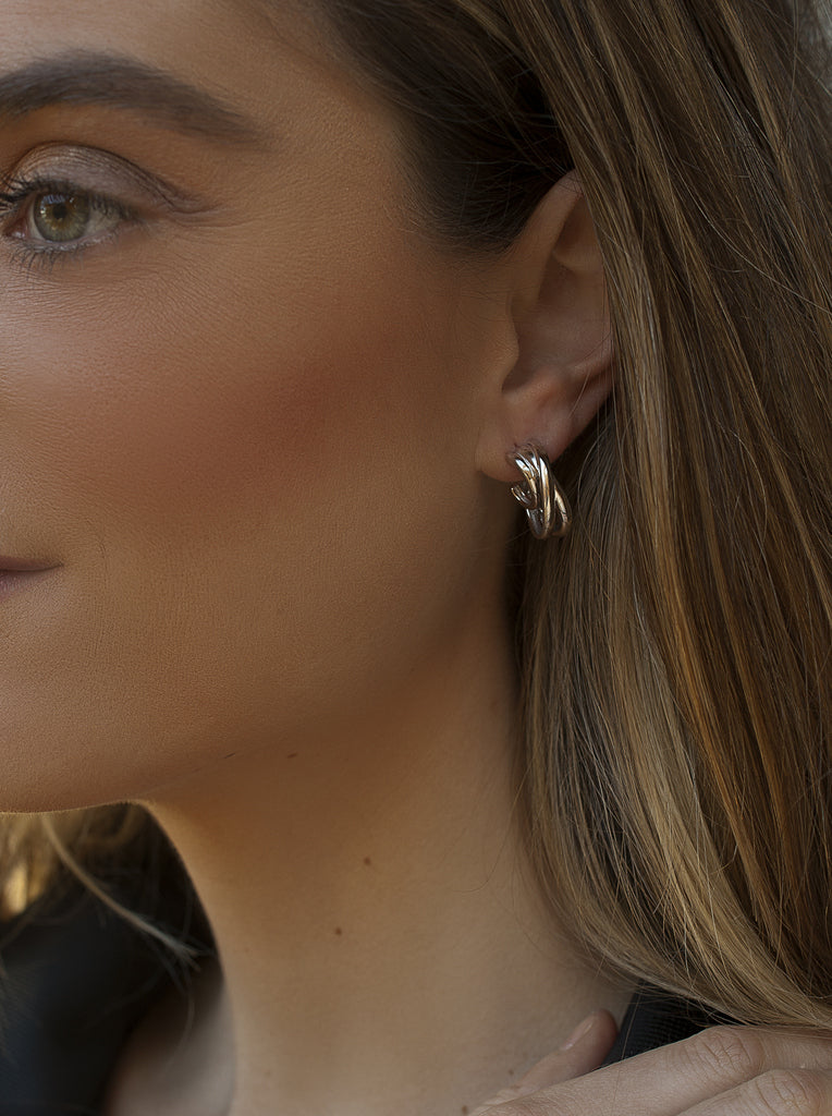 Pendientes de plata con diseño de doble aro entrelazado