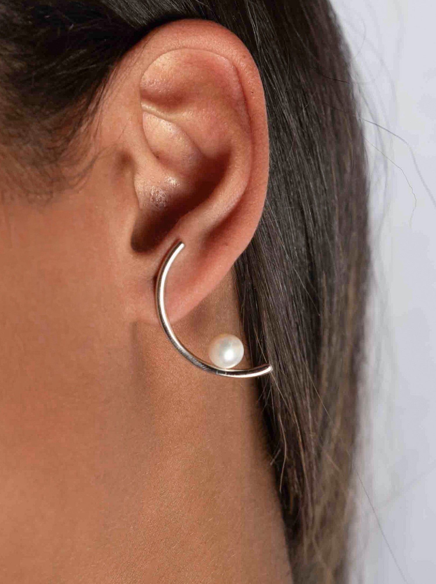 Pendientes de plata con perla diseño semicircular