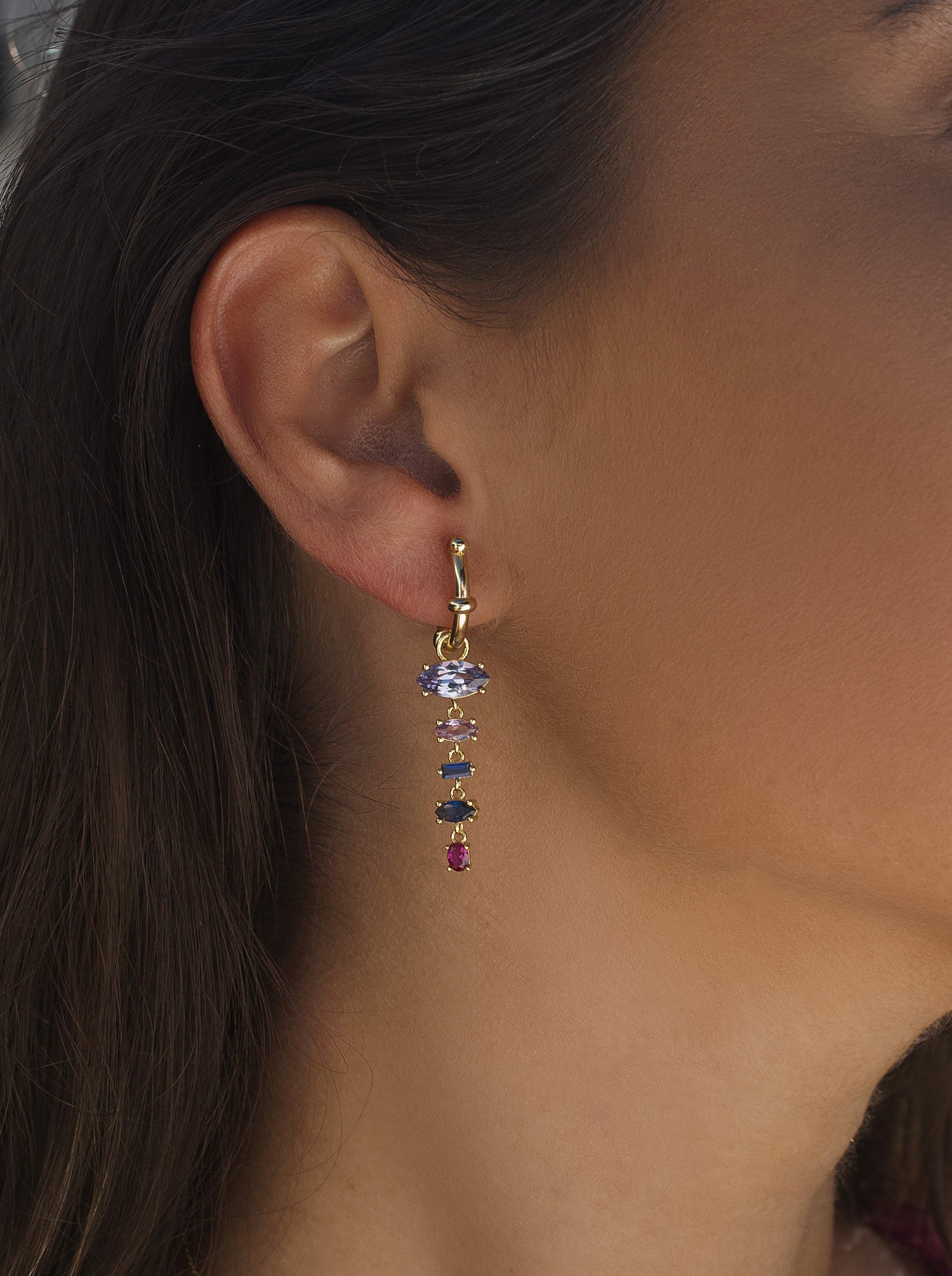 Pendientes de plata con piedras de colores en tonos azulados y rosa