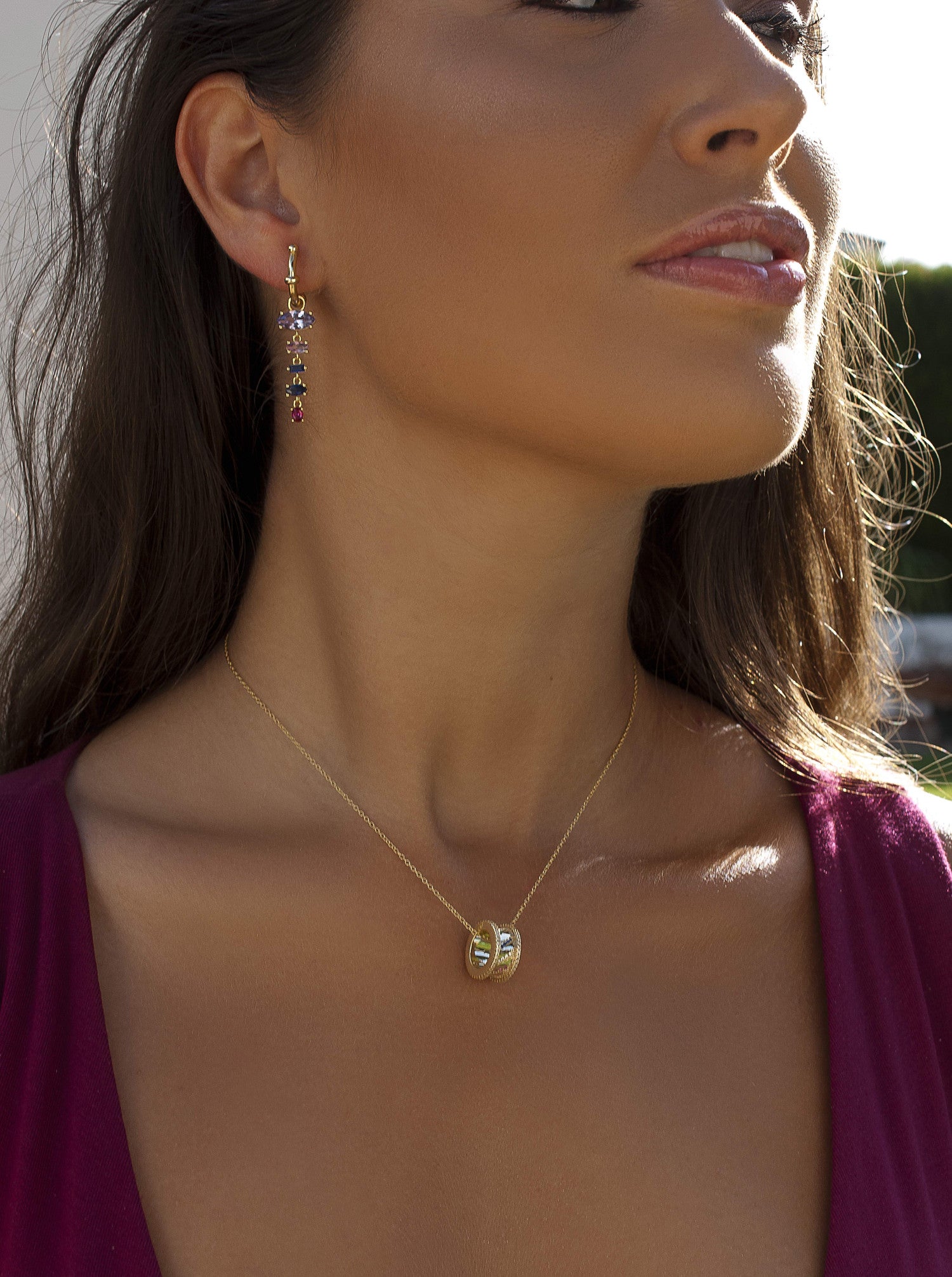Pendientes de plata con piedras de colores en tonos azulados y rosa