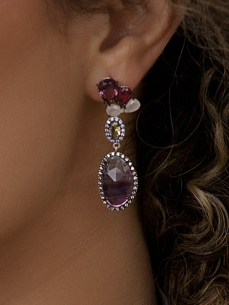 Pendientes largos con piedras en tonos morados y neutros-LINEARGENT