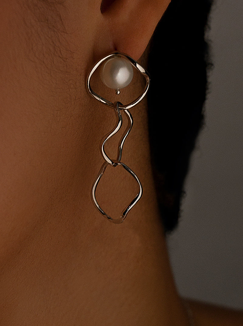 Pendientes largos detalle perla diseño de tres aros-LINEARGENT