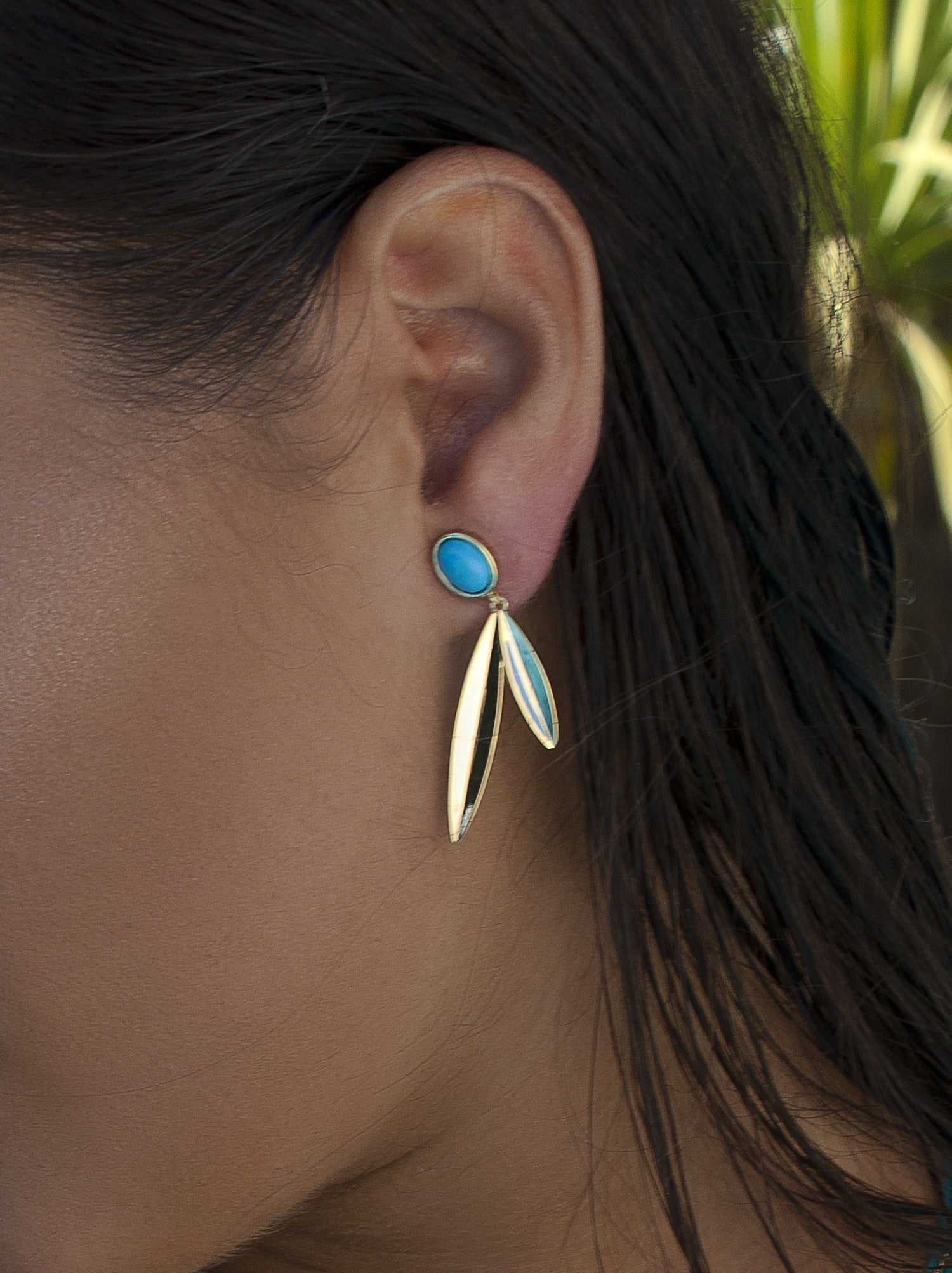 Pendientes largos diseño hojas con piedra tono turquesa-LINEARGENT