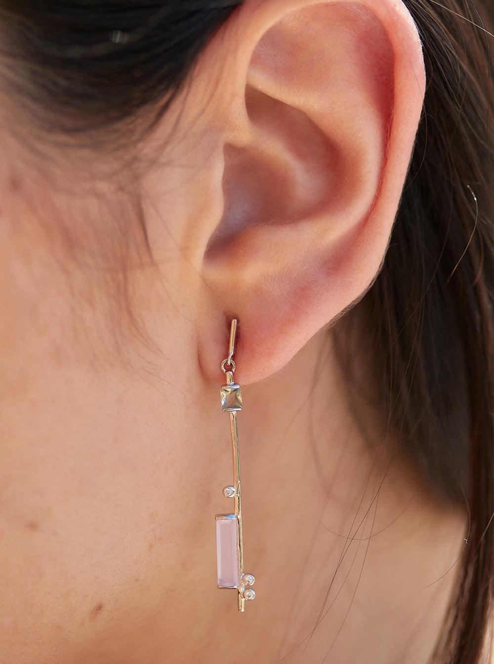 Pendientes largos finos de plata con gemas en tonos claros-LINEARGENT