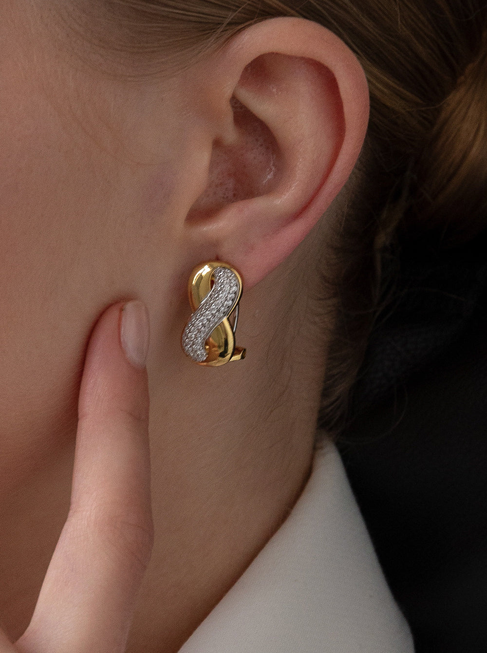 Pendientes omega bicolor de plata con circonitas diseño enlazado