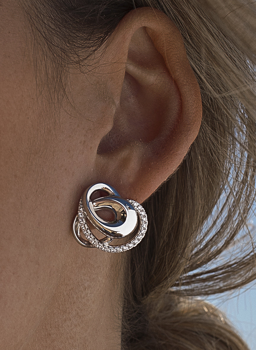 Pendientes originales diseño anudado con circonitas