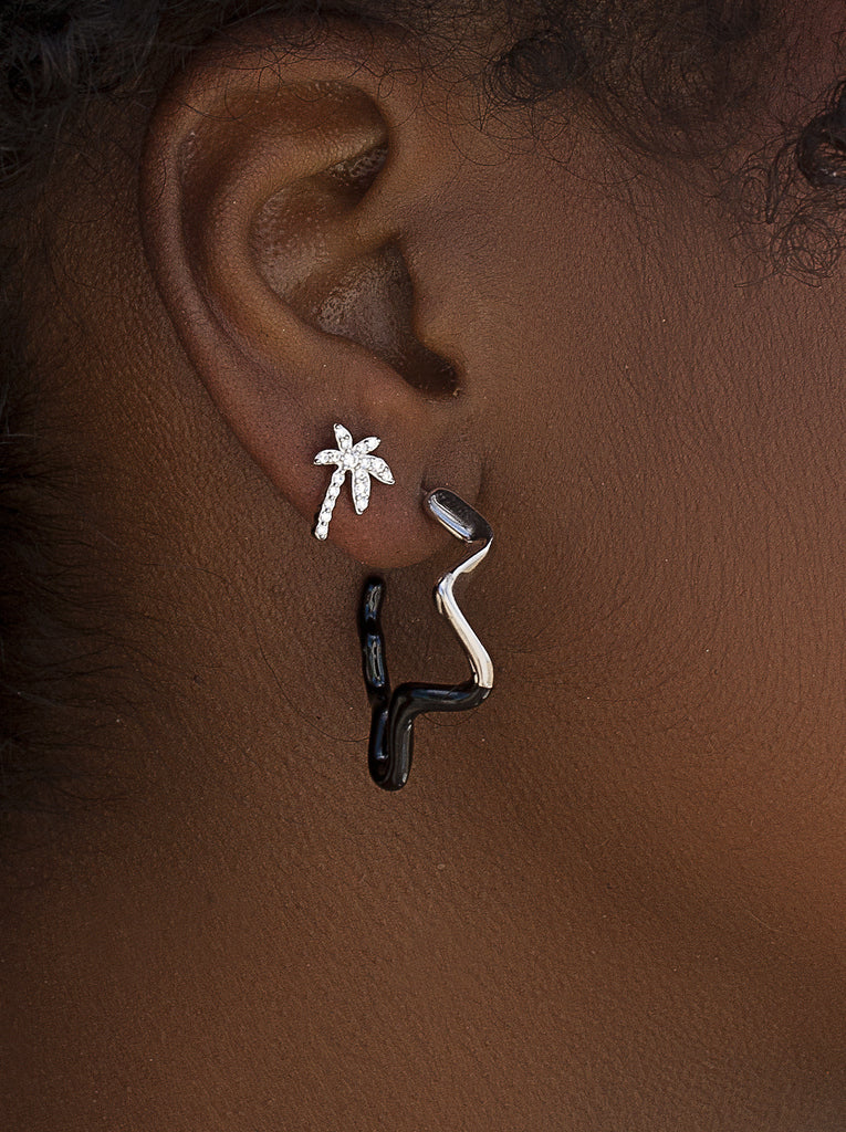 Pendientes originales diseño ondulado y esmalte negro