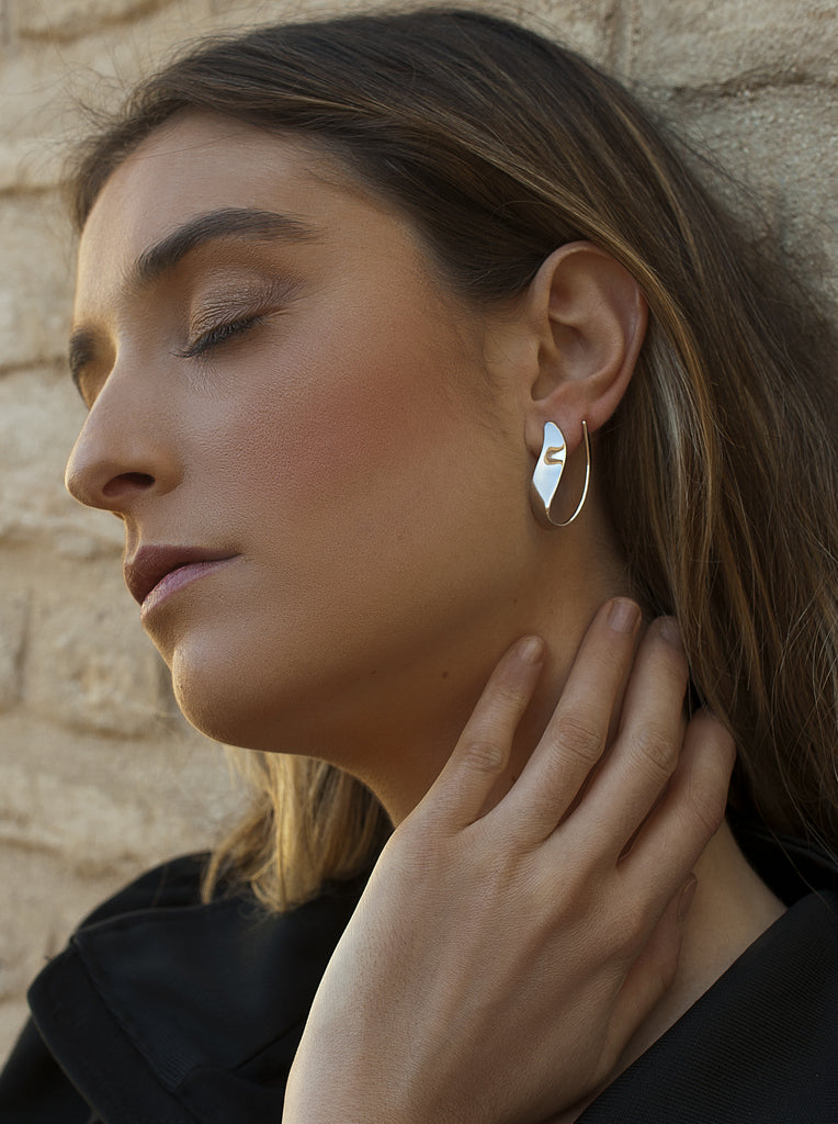 Pendientes originales en forma de curva y envolvente