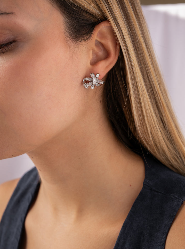 Pendientes pequeños con circonitas rectangulares forma floral