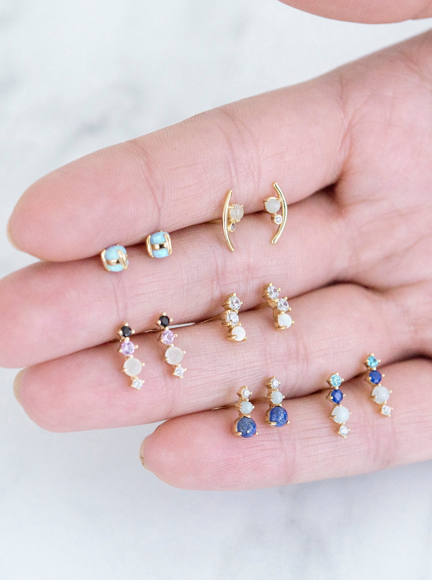 Pendientes pequeños con engaste de dos circonitas y ópalo-LINEARGENT