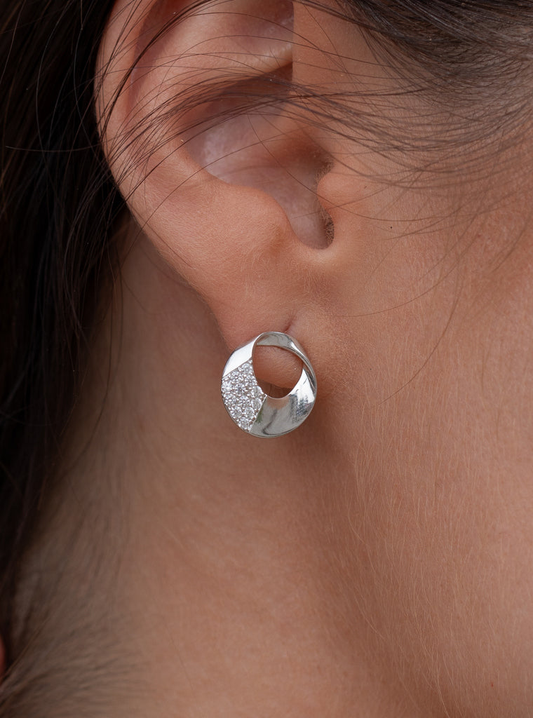 Pendientes pequeños de plata con circonitas circulares