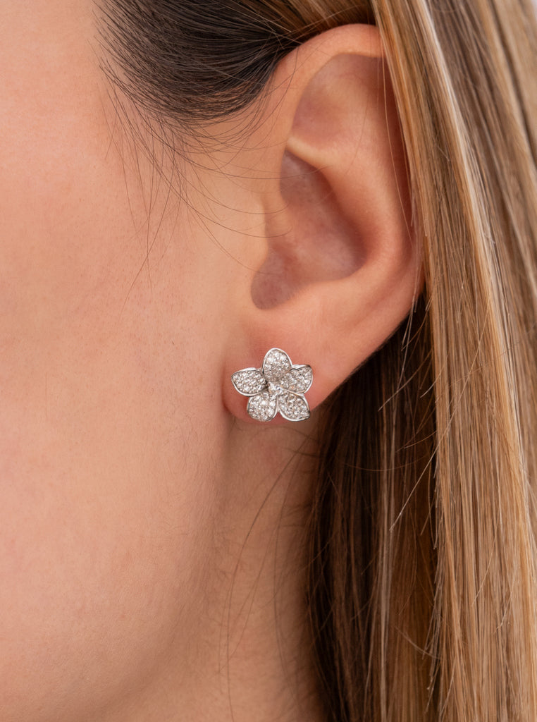 Pendientes pequeños de plata con circonitas en forma de pequeña flor-LINEARGENT