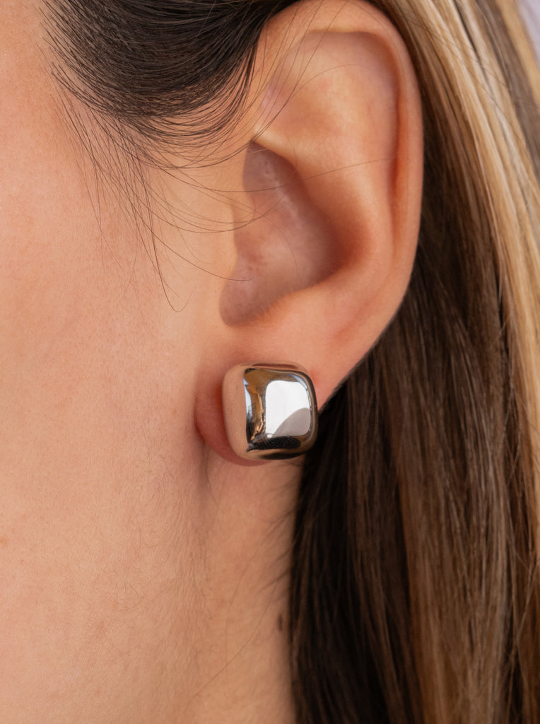 Pendientes pequeños de plata lisa en forma ovalada cuadrada