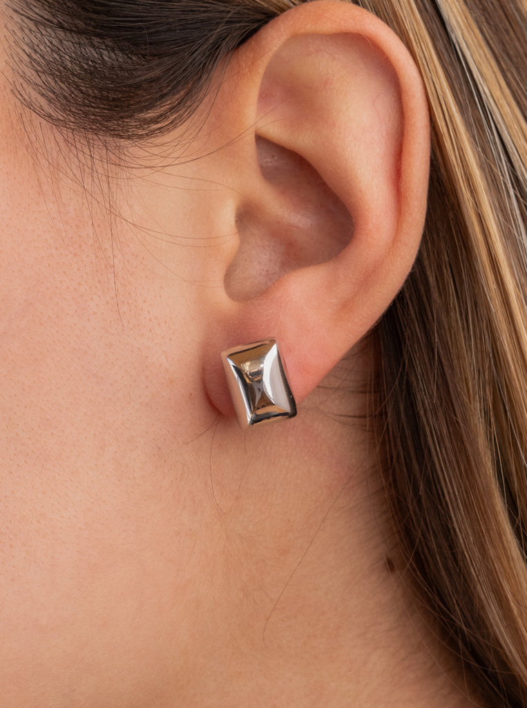 Pendientes pequeños de plata lisa en forma rectangular