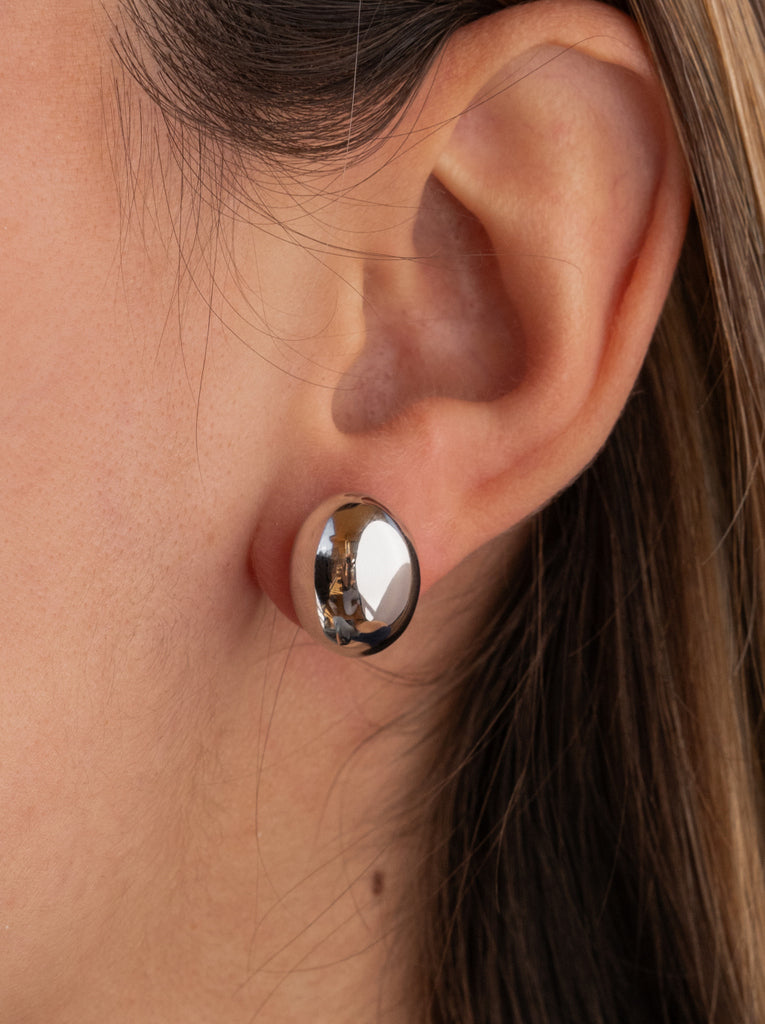 Pendientes pequeños de plata lisa en forma redonda