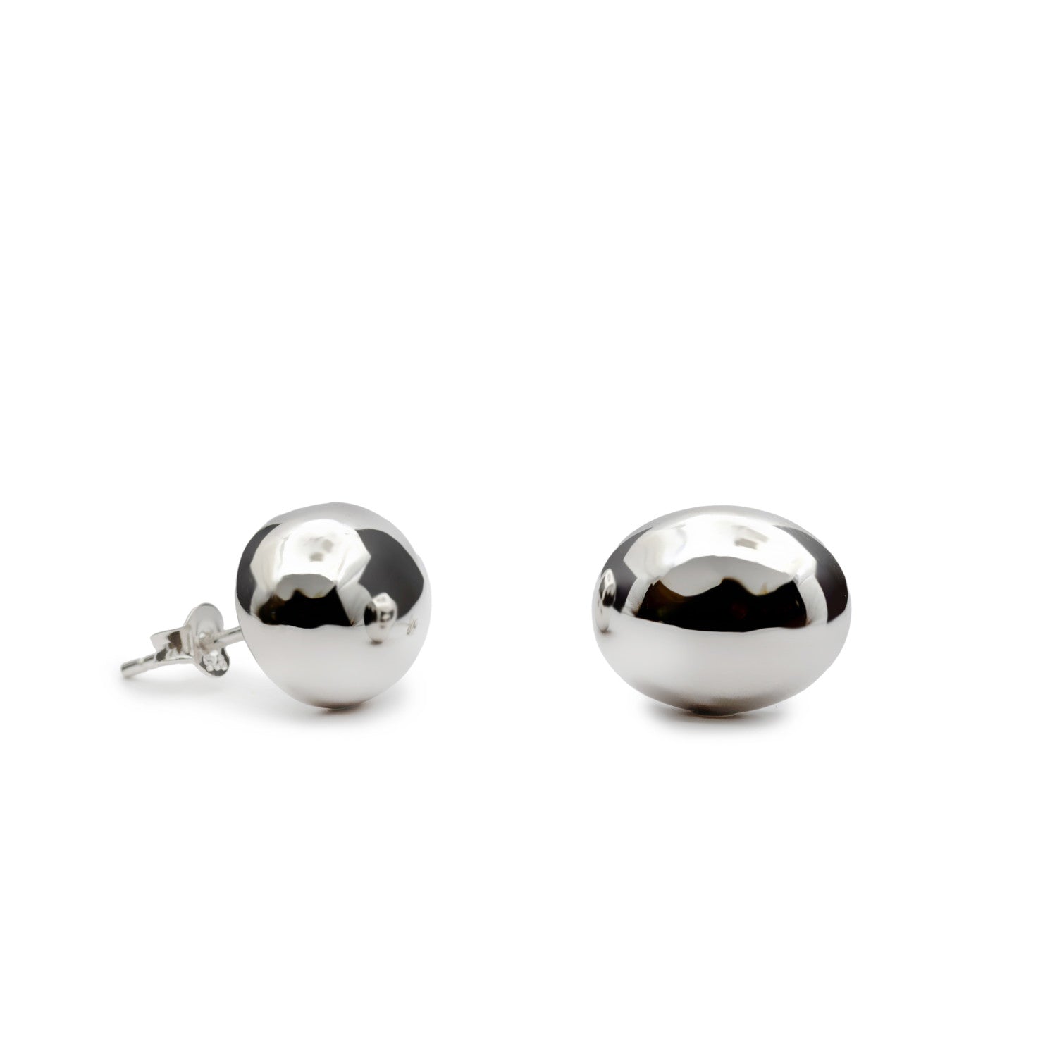 Pendientes pequeños de plata lisa en forma redonda