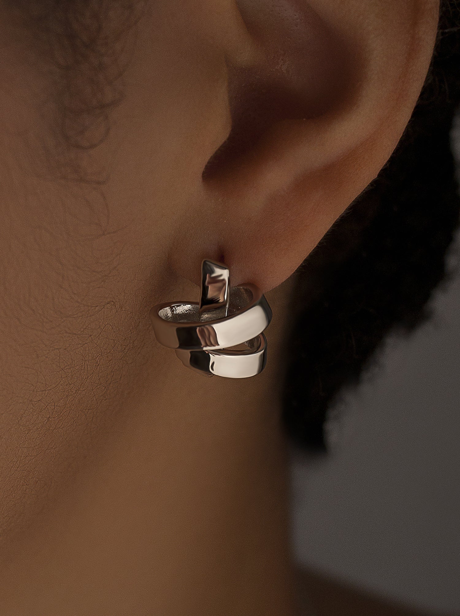 Pendientes pequeños en forma de nudo y plata-LINEARGENT