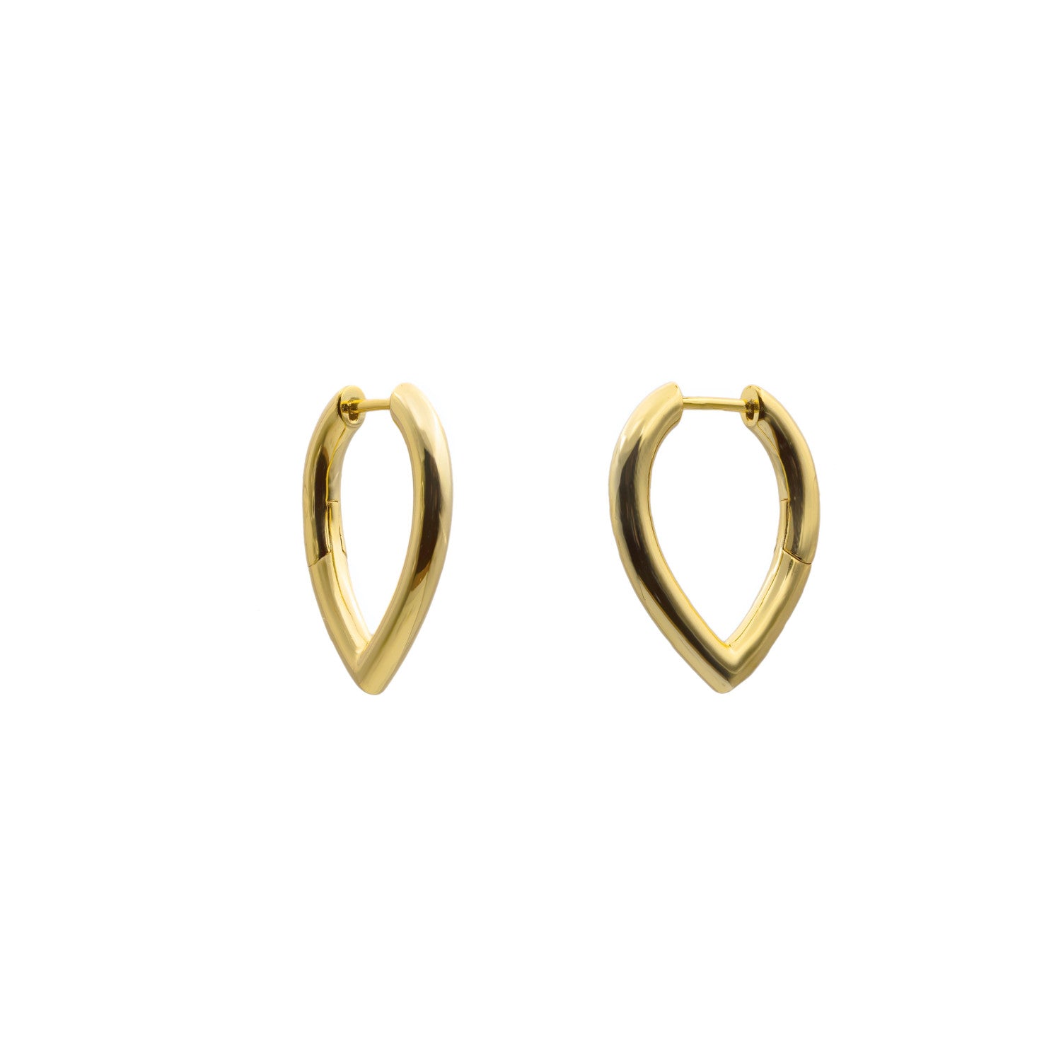 Pendientes pequeños en gota de plata bañada en oro brillo sutil y elegante