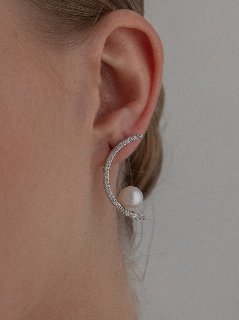 Pendientes perlas diseño semicircular con circonitas