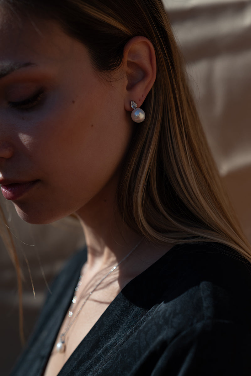 Pendientes perlas estilo tu y yo con detalle de lágrima y circonita