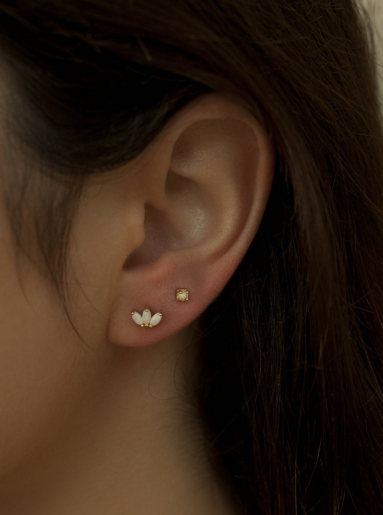 Piercing de plata bañado en oro con piedra ópalo – diseño floral elegante