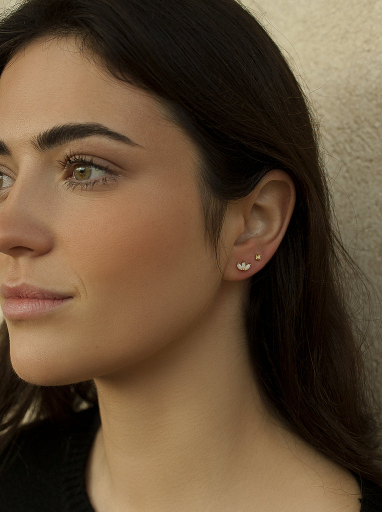 Piercing de plata bañado en oro con piedra ópalo – diseño floral elegante