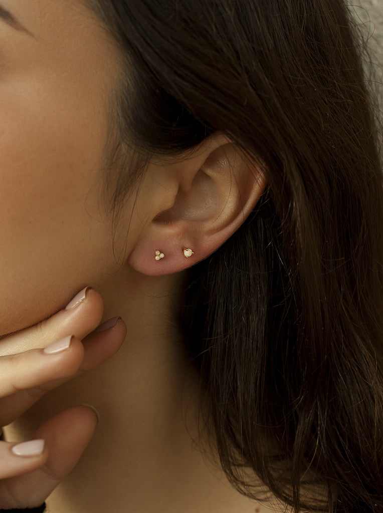 Piercing de plata bañado en oro con piedra ópalo redonda