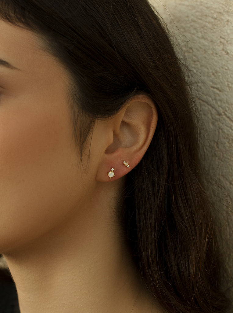 Piercing de plata bañado en oro con piedra ópalo redonda y circonita