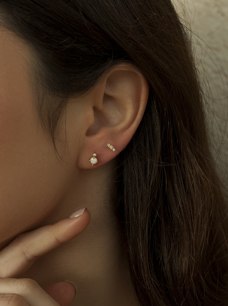 Piercing de plata bañado en oro con piedra ópalo redonda y circonita
