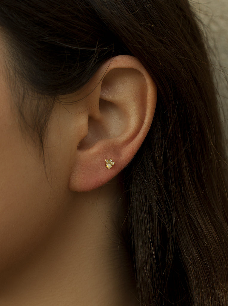 Piercing de plata bañado en oro con piedra ópalo redonda y circonitas