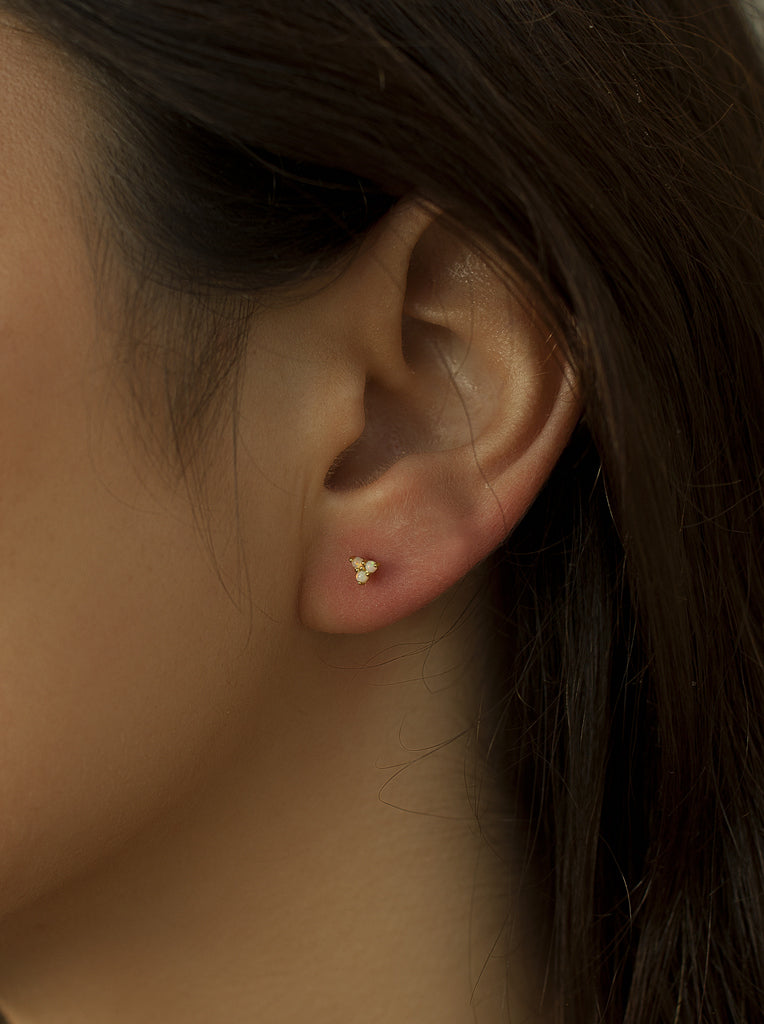 Piercing de plata bañado en oro con piedra ópalo triangular