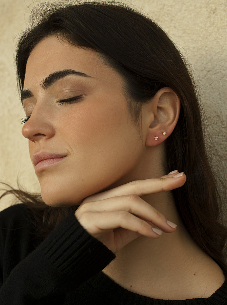 Piercing de plata bañado en oro con piedra ópalo triangular