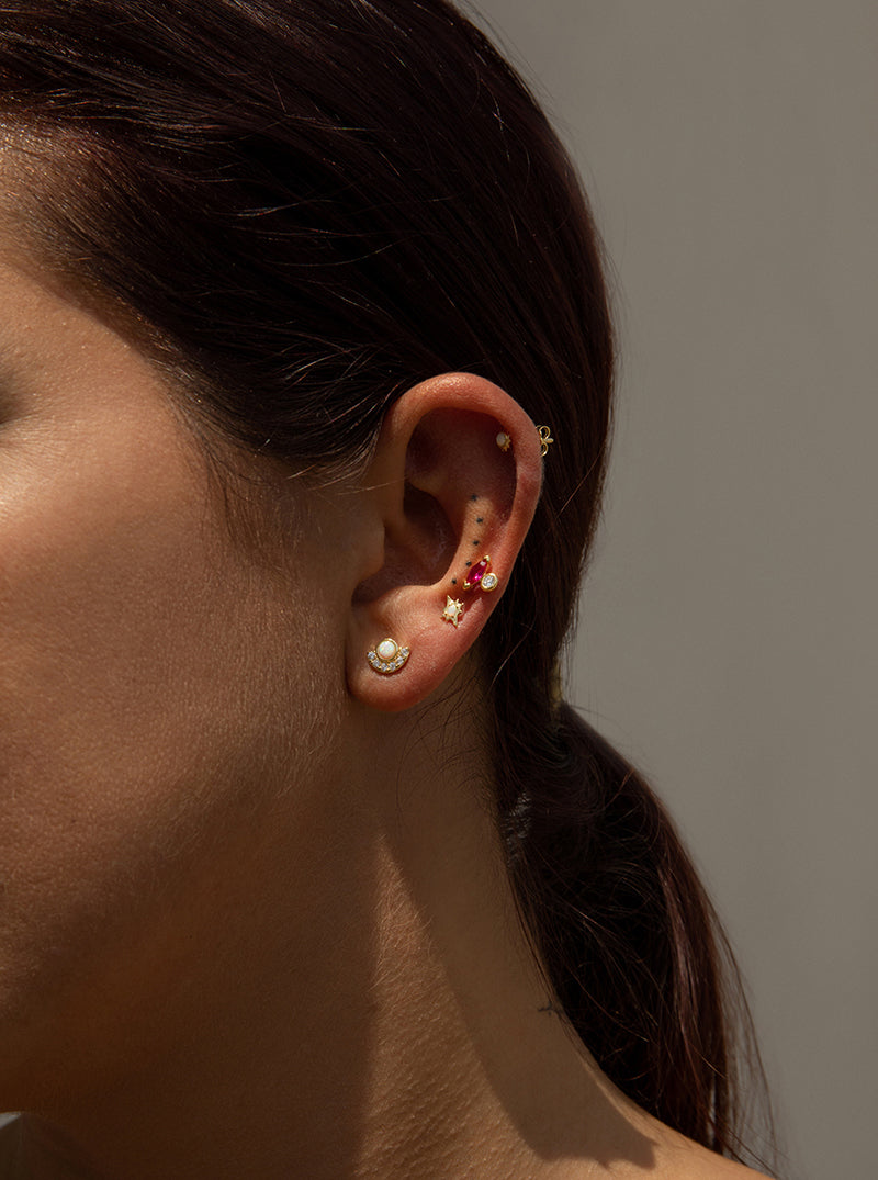 Piercing de plata baño dorado con circonita color fucsia