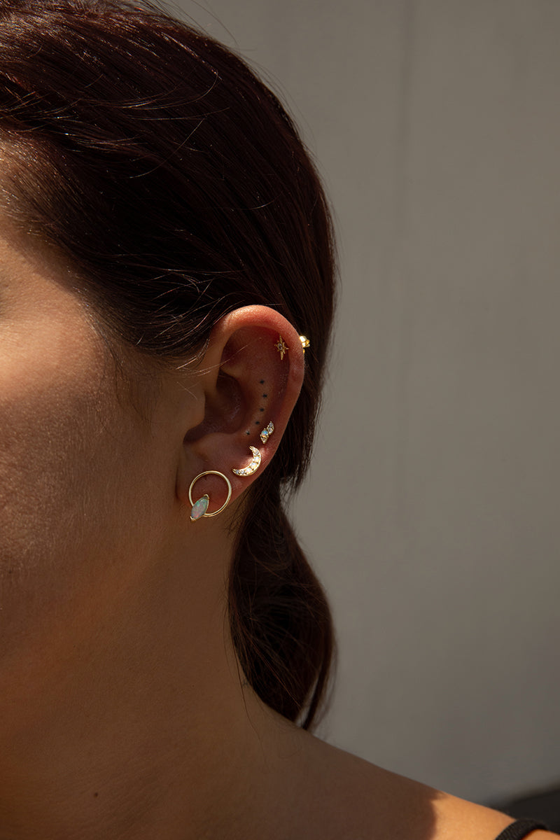 Piercing de plata baño dorado diseño círculo con detalle ópalo