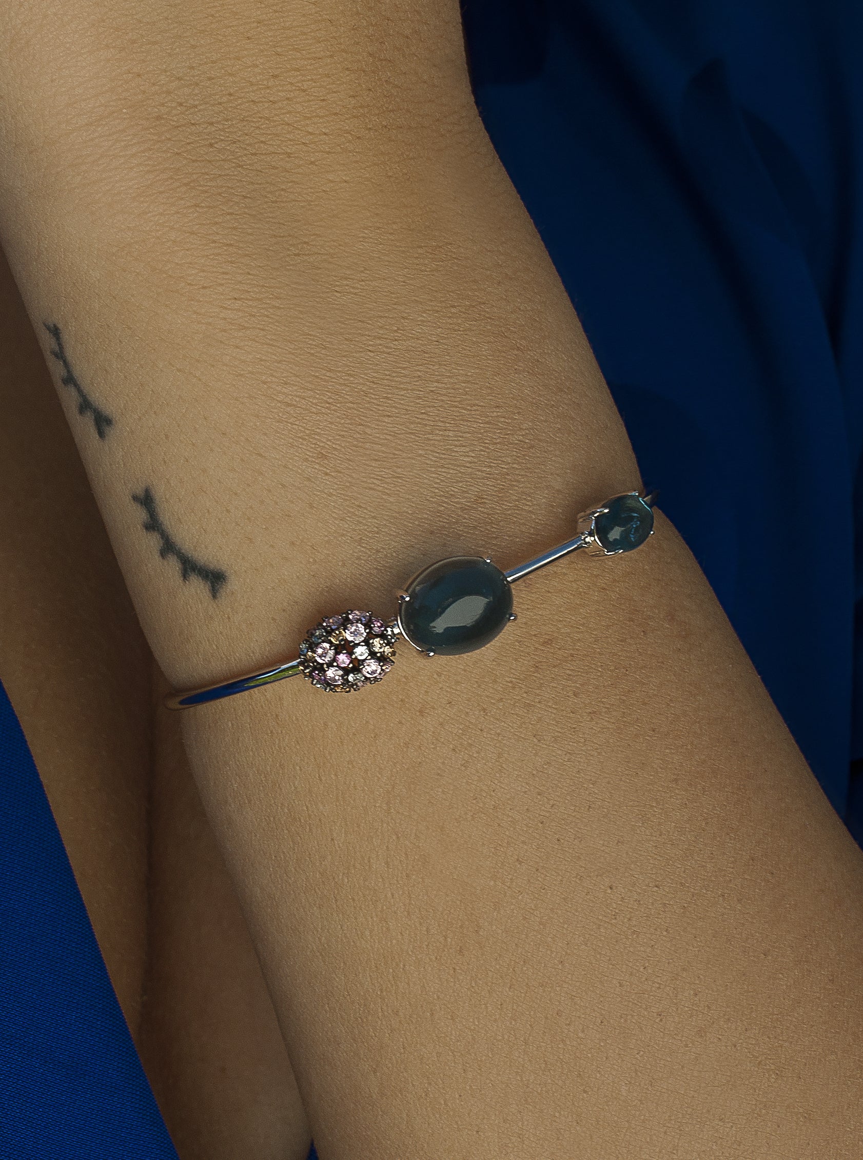Pulsera esclava con piedras en tonos azules y motivo con circonitas de colores-LINEARGENT