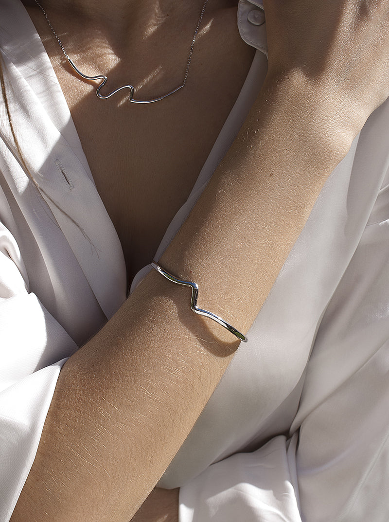 Pulsera esclava de plata diseño fino irregular