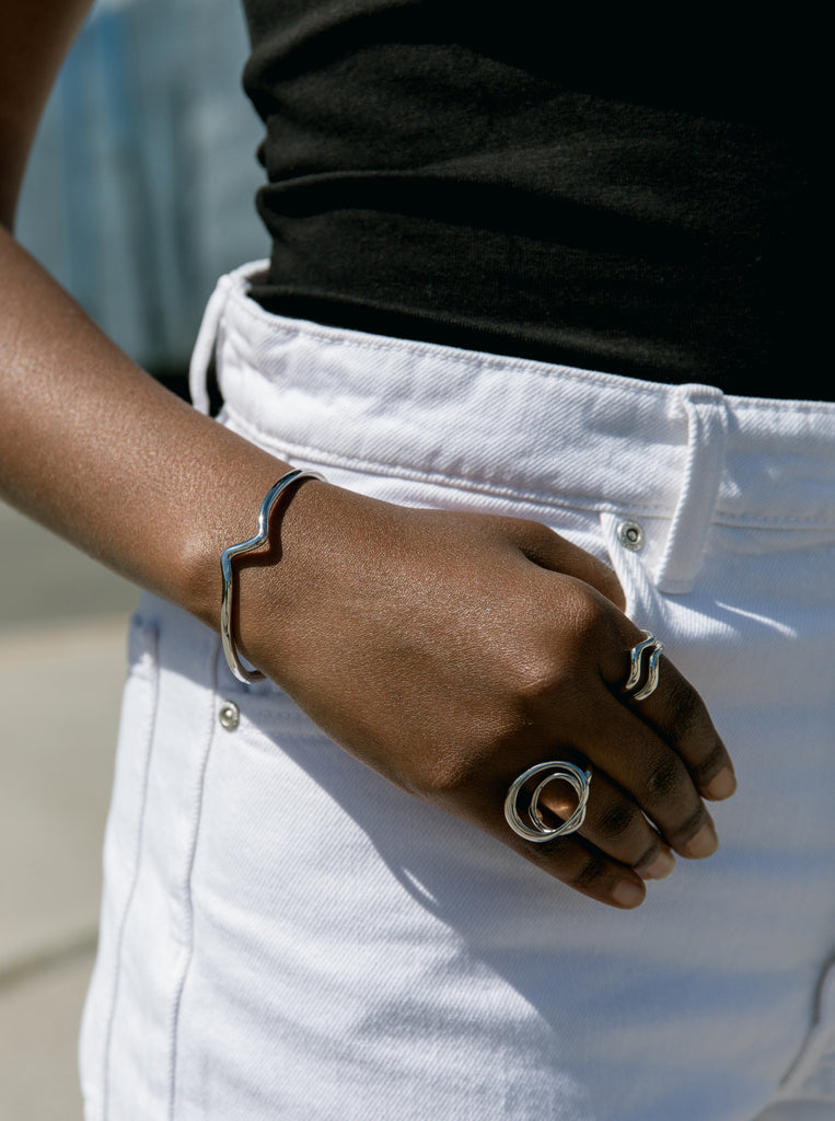 Pulsera esclava de plata diseño fino irregular
