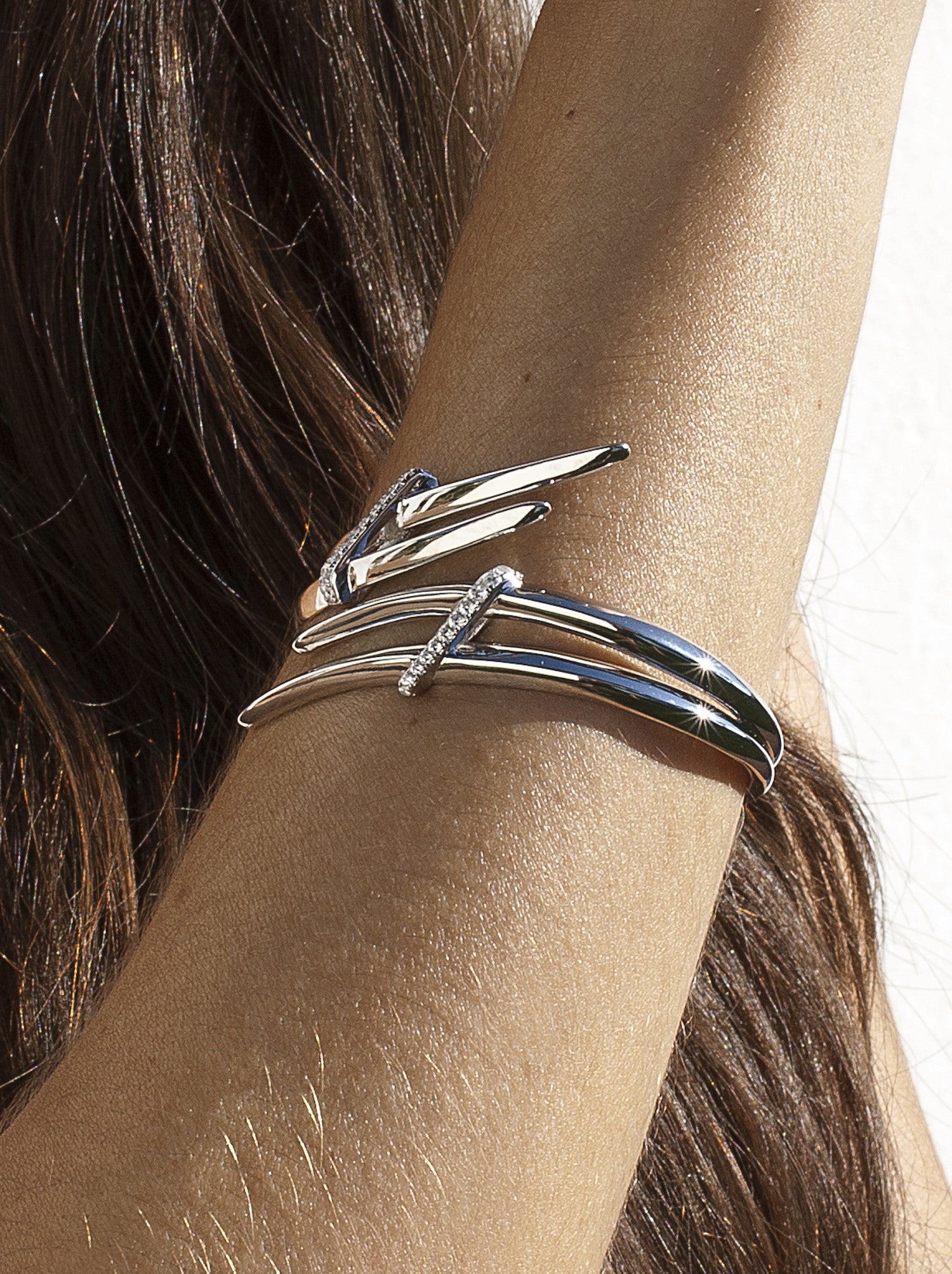 Pulsera esclava diseño enredado con circonitas-LINEARGENT