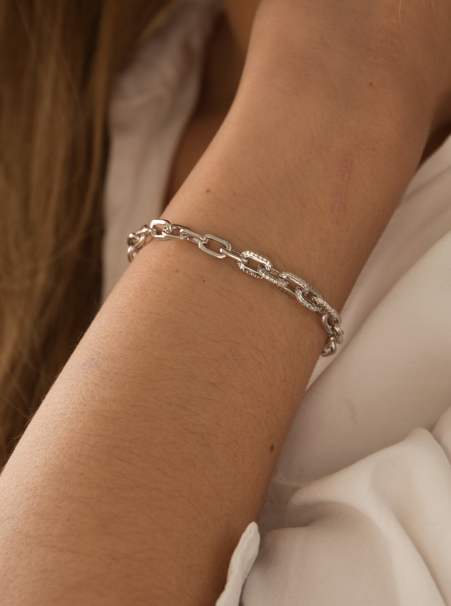 Pulsera eslabones plata con diseño de cadena y detalle de circonitas