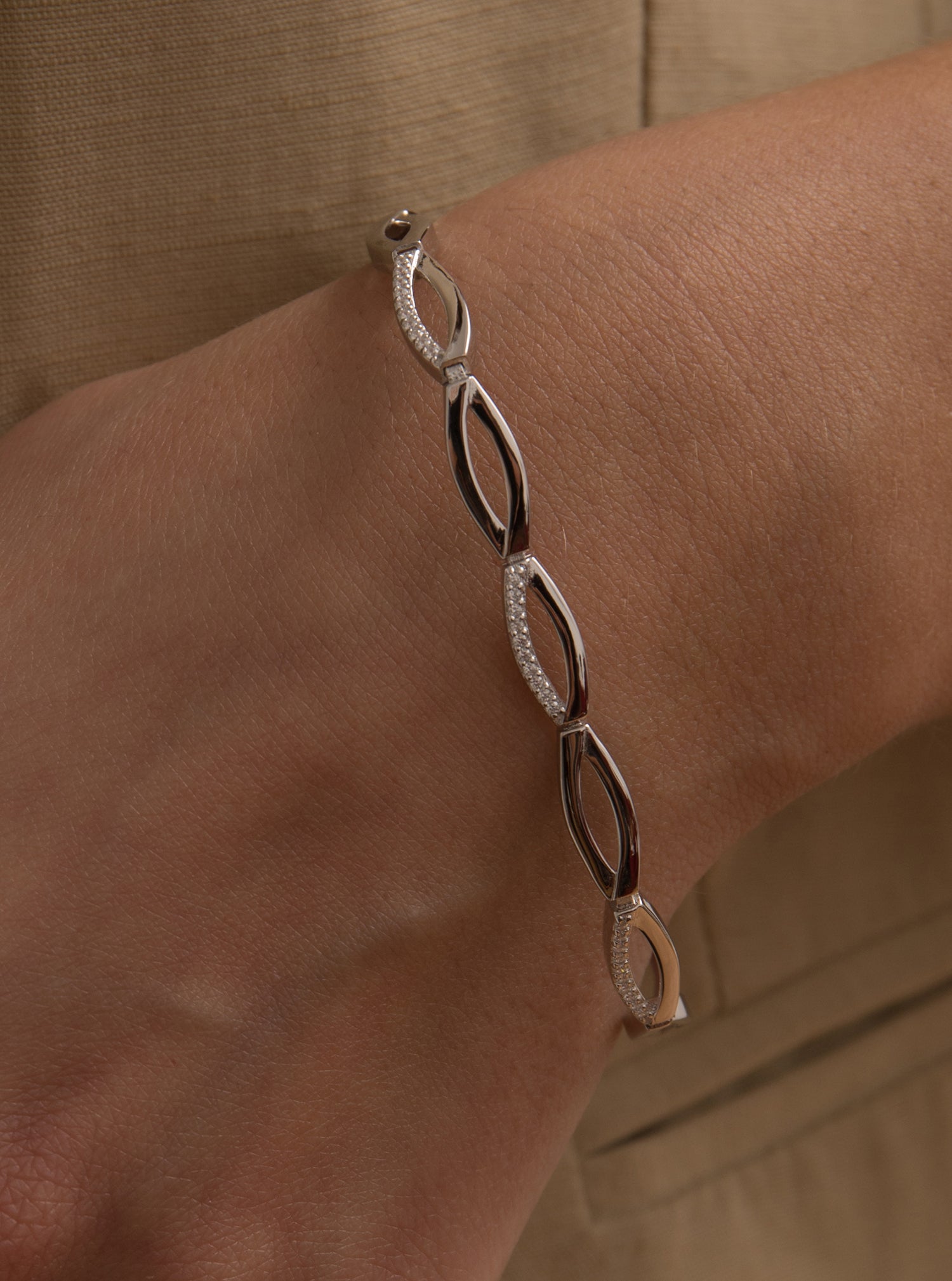 Pulsera eslabones plata diseño entrelazado ovalado