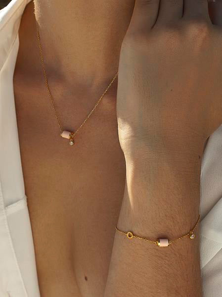Pulseras con colgantes motivo central en tono rosa y circonita a modo de charm