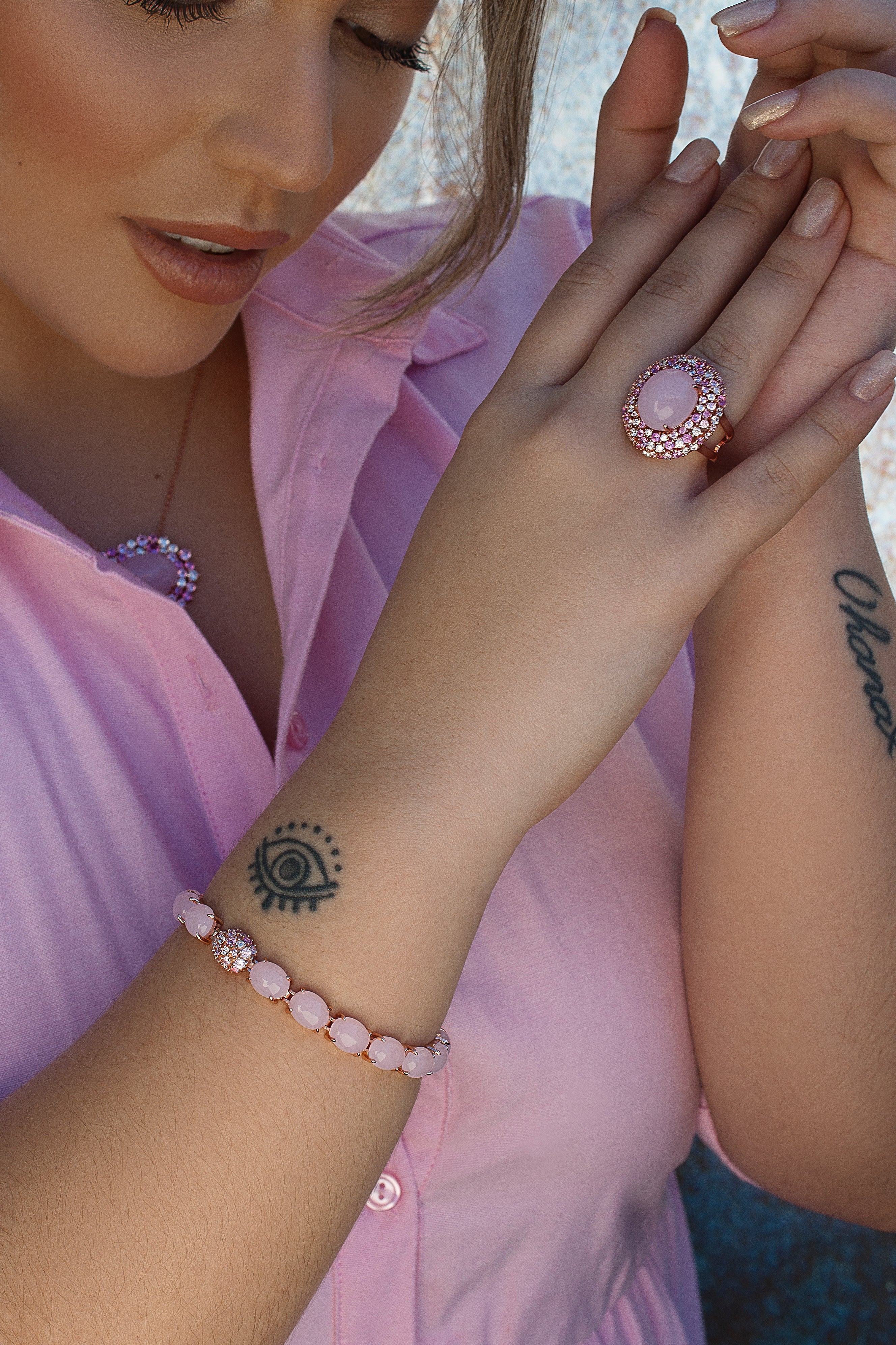 Pulseras con piedras estilo cabouchon de cuarzo rosa