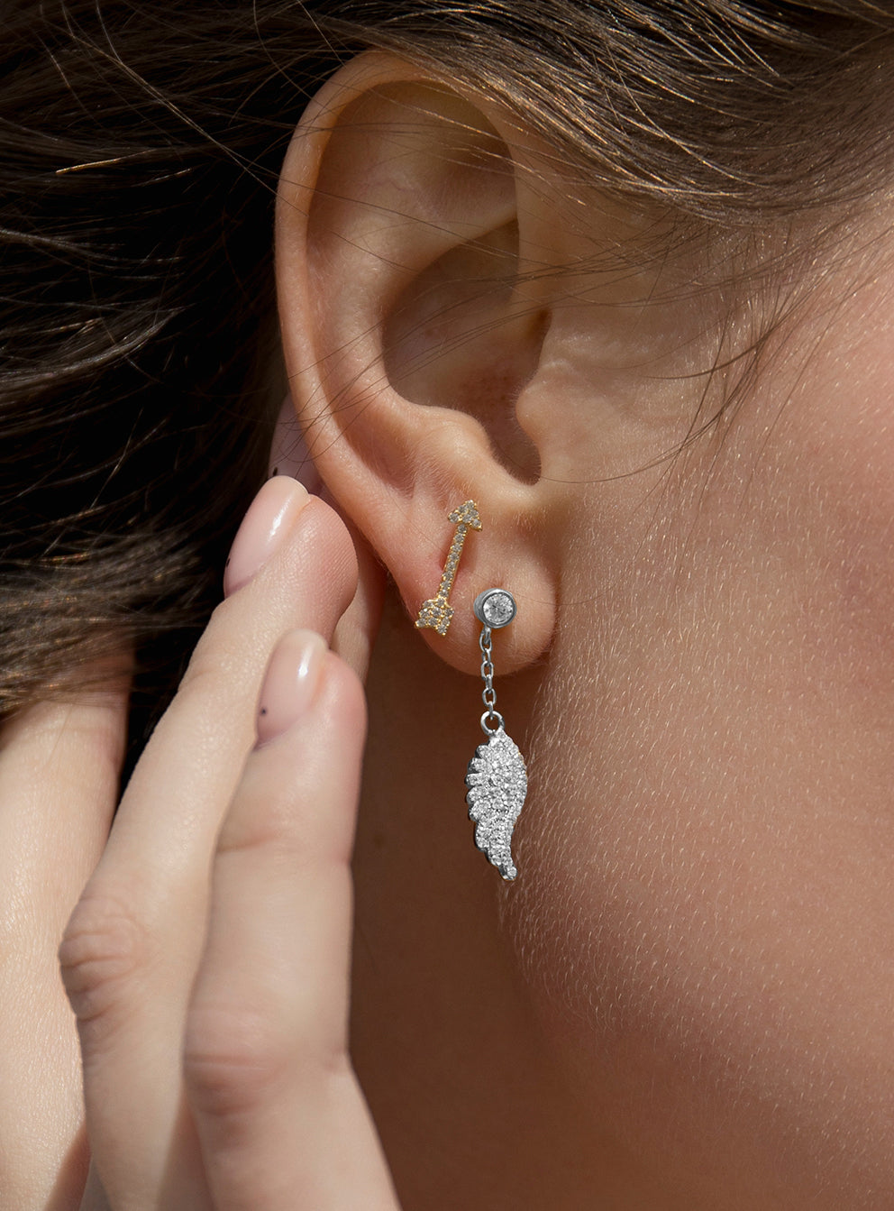 Segundo pendiente de plata baño en oro con charm de flecha y circonitas-LINEARGENT