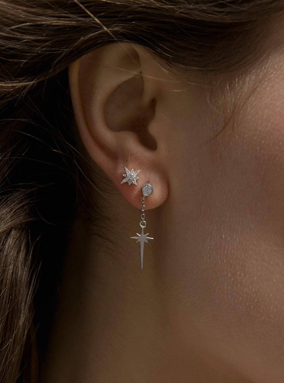 Segundo pendiente de plata con charm de destello y circonita-LINEARGENT