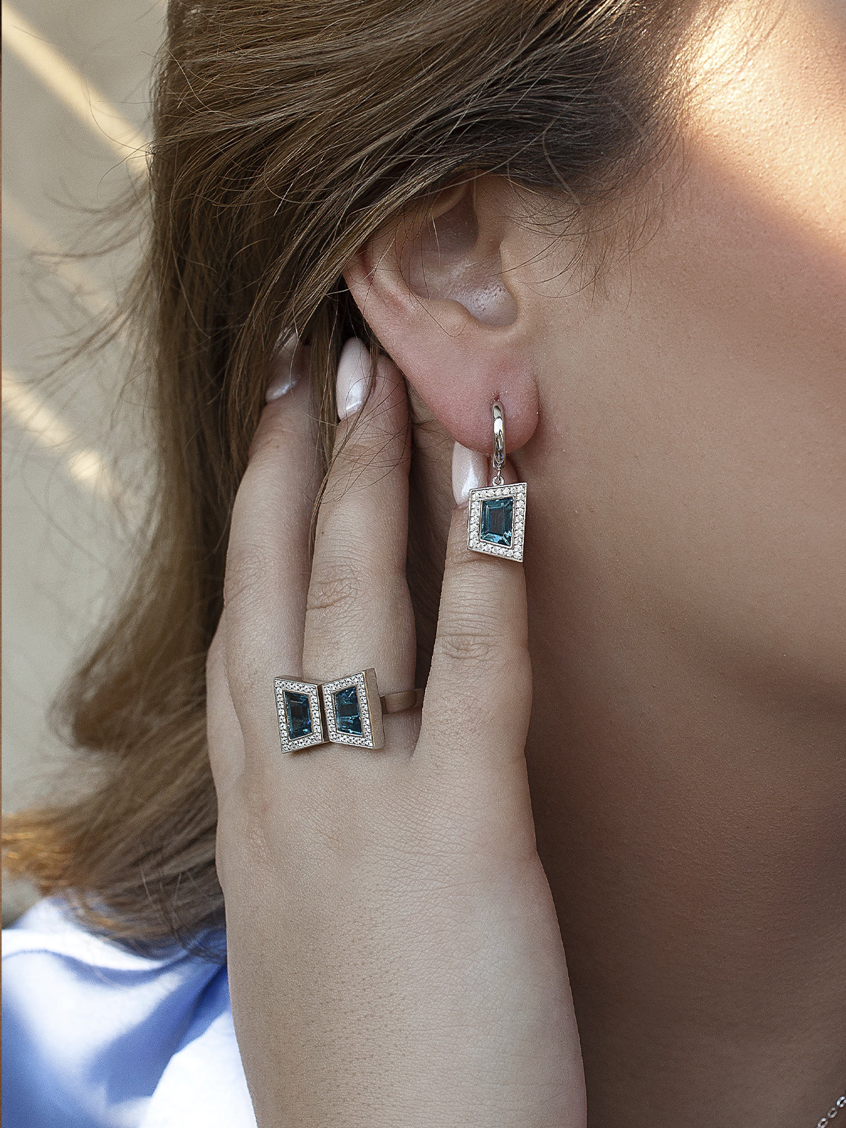 Pendientes de plata con circonita azul y halo de circonitas