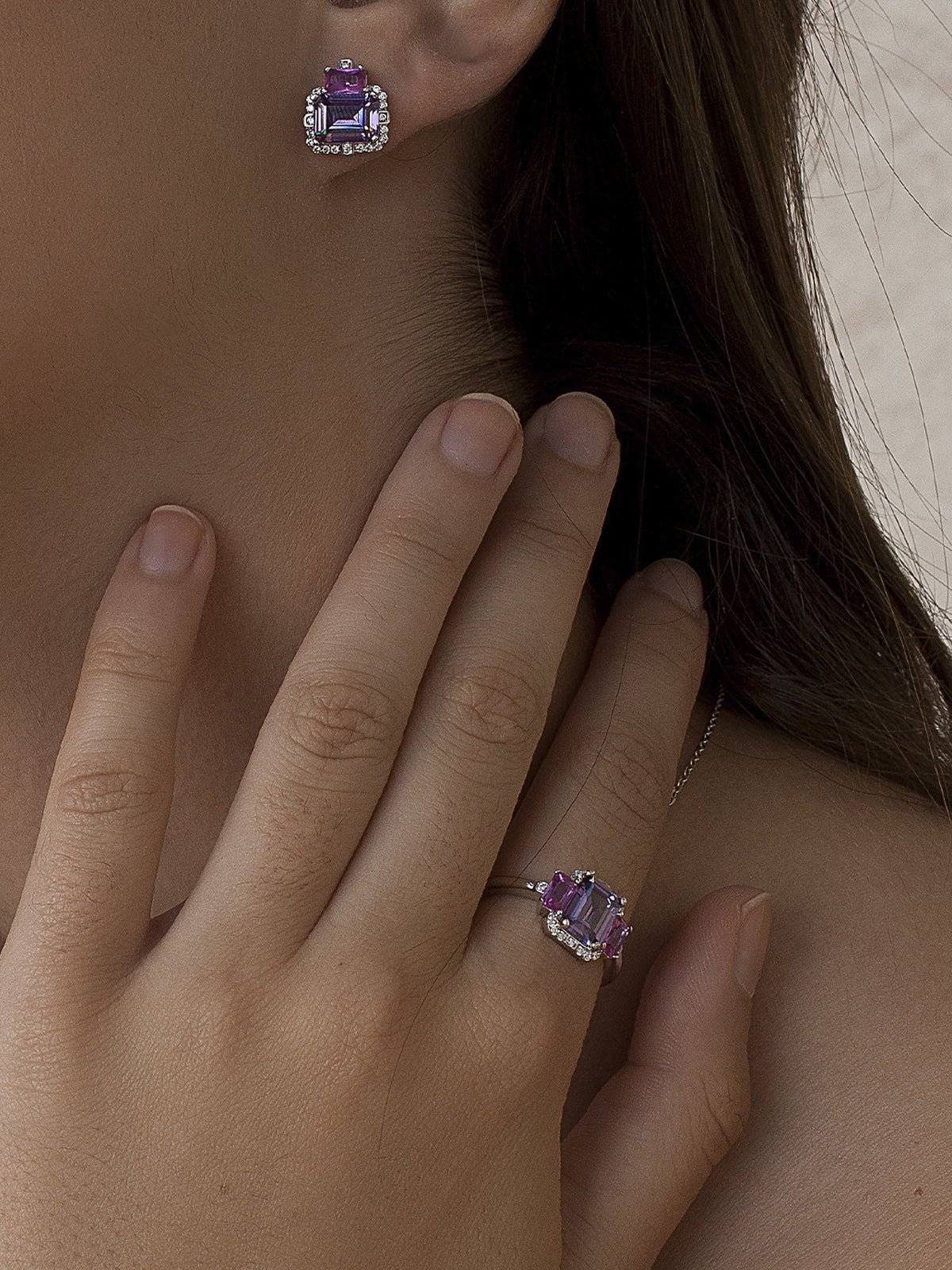 Anillo de plata con piedra lila y piedras fucsia