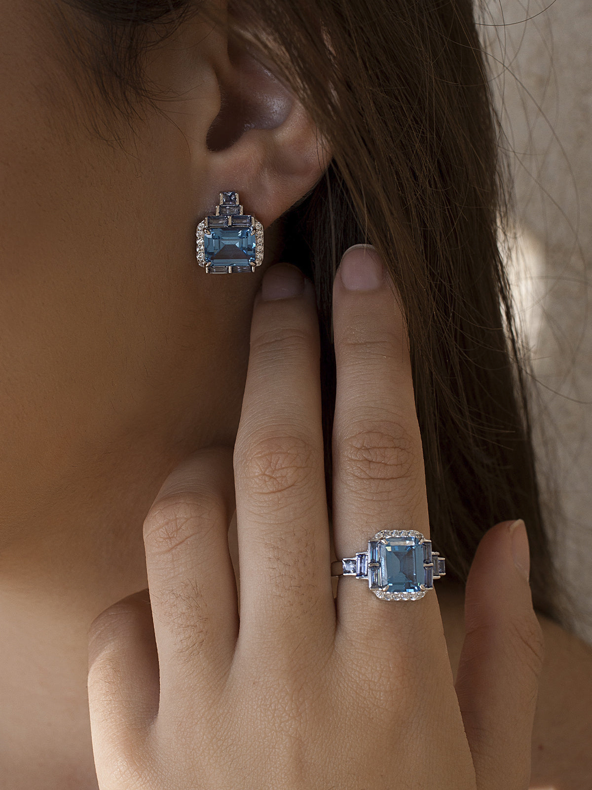 Anillo de plata con piedra azul rectangular y detalles lila