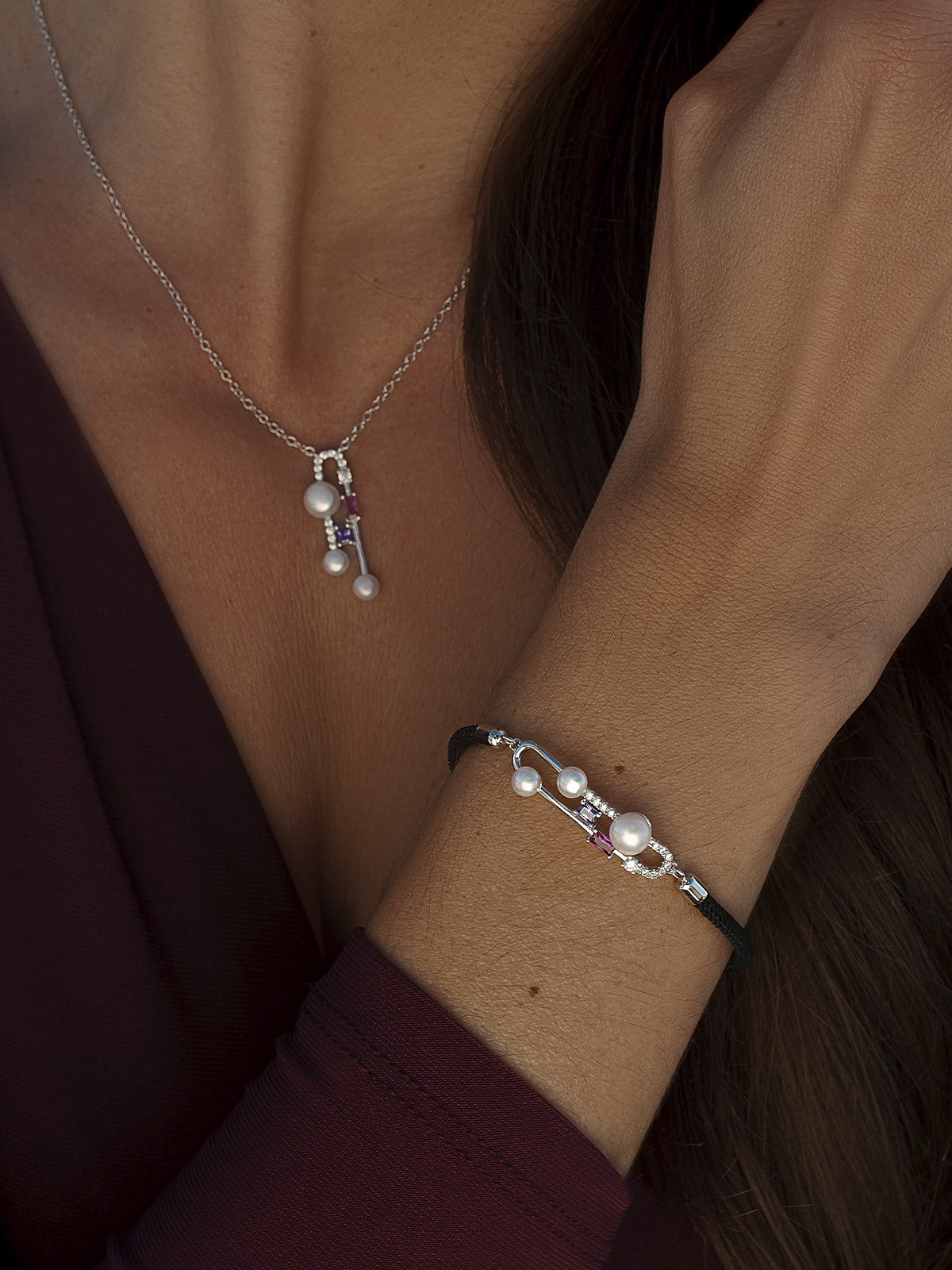 Colgante de plata con perlas y piedras fucsia y lila