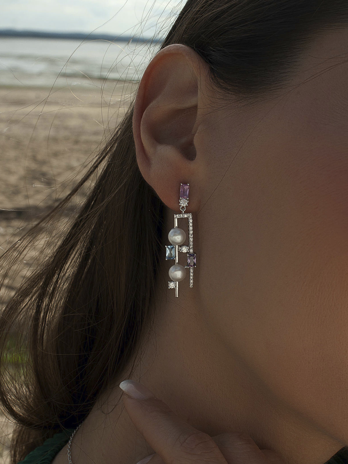 Pendientes largos de plata doble con perlas y piedras multicolor