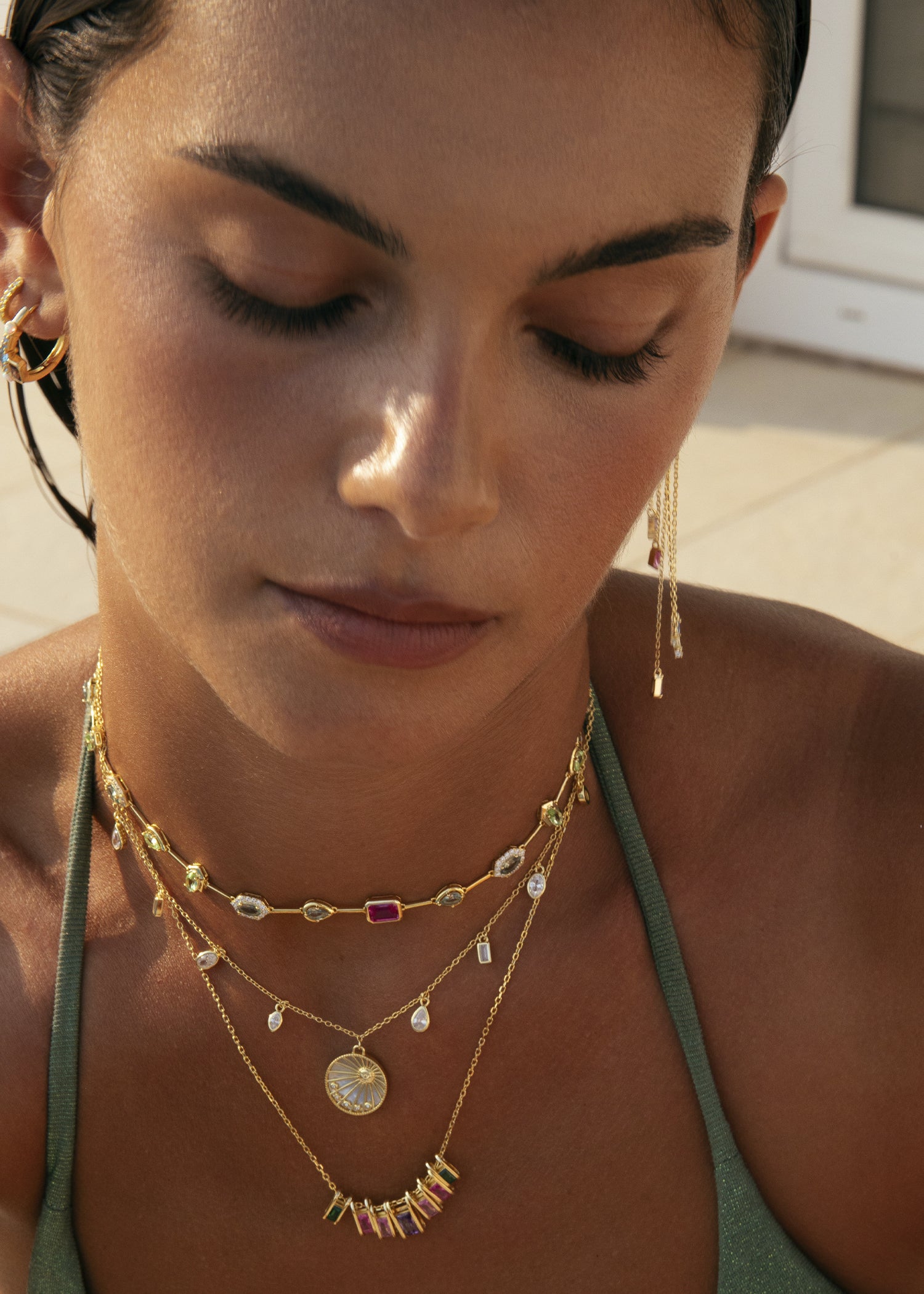 Collar de plata bañada en oro con piedra fucsia y circonitas
